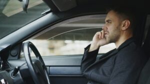 mand i bil efter at have fået klip i kørekortet